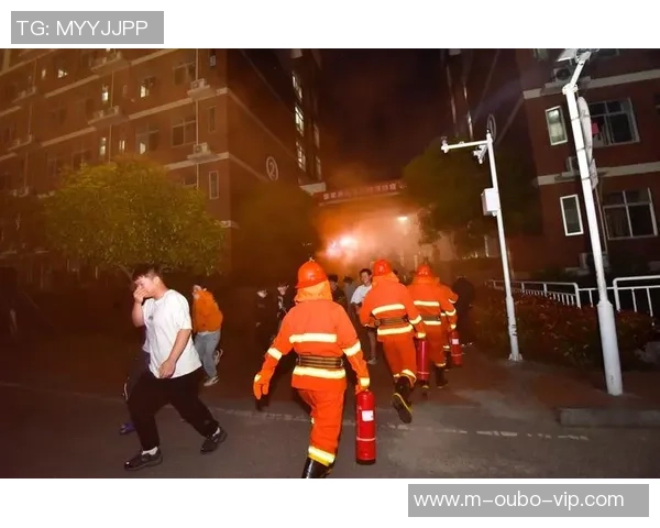 虹口足球场突发火灾现场紧急疏散众多观众火势迅速蔓延引发广泛关注